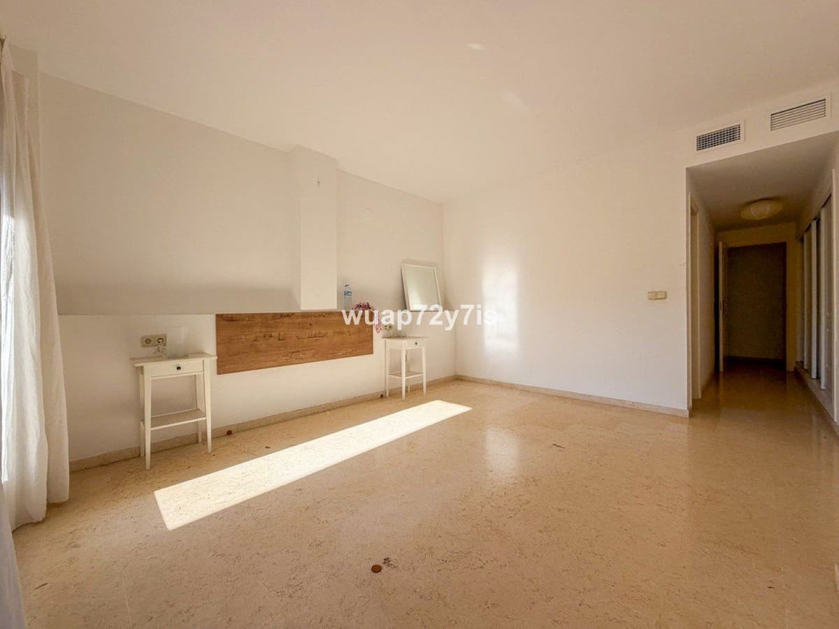 Middle Floor Apartment in Elviria — photo 10 of 10