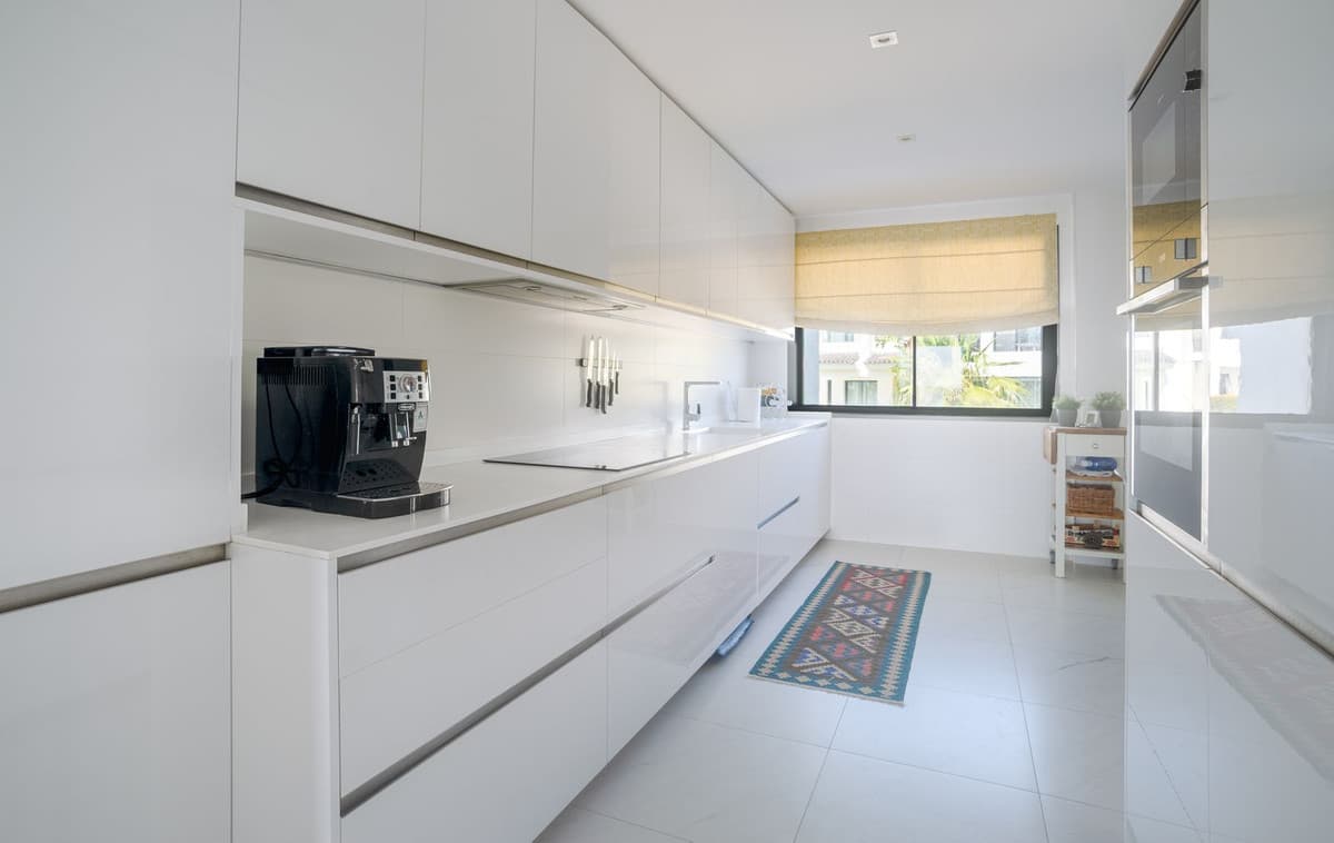 Middle Floor Apartment in Estepona — photo 10 of 10