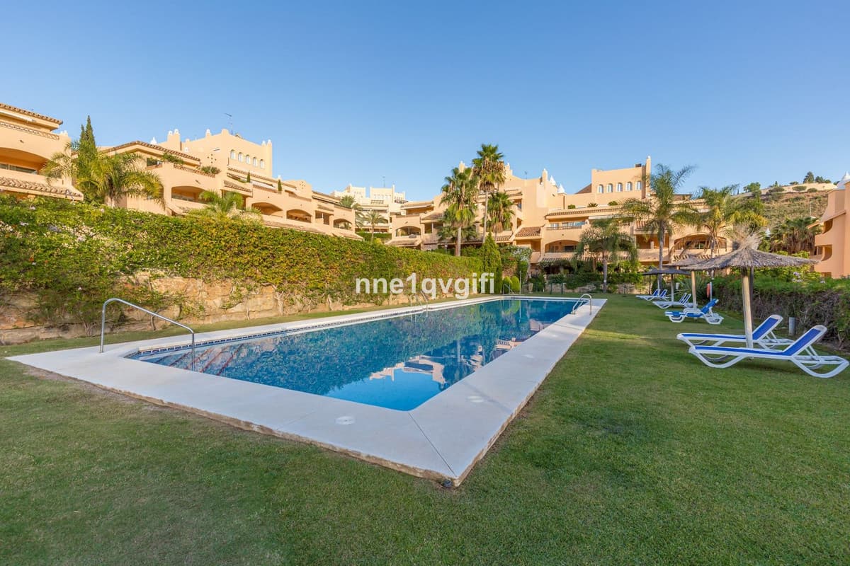 Penthouse in Elviria — photo 1 of 10