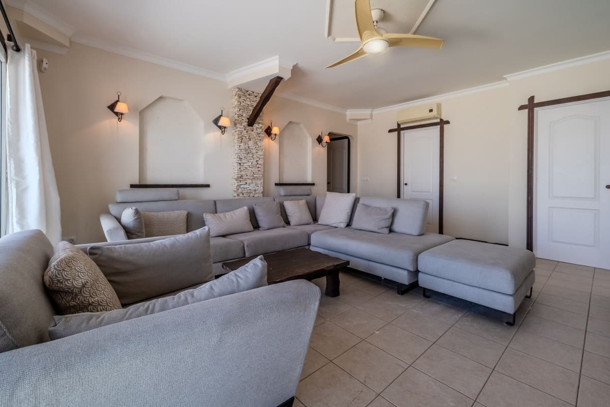 Detached Villa in El Faro — photo 3 of 10