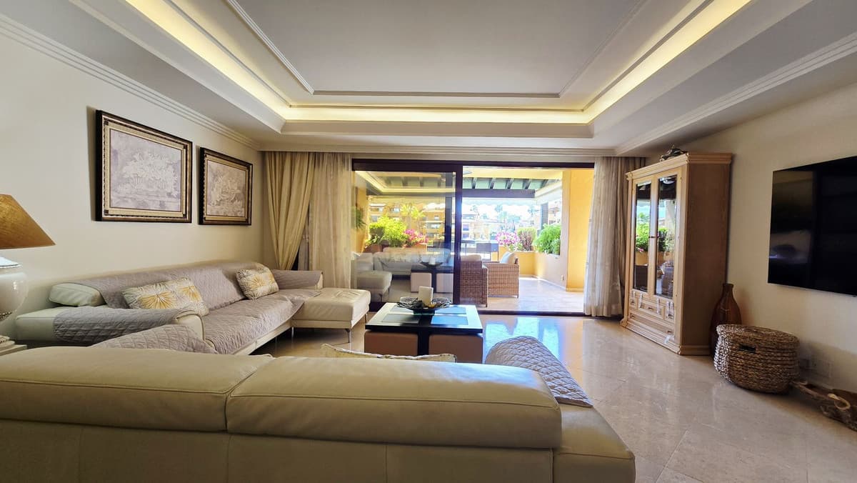 Middle Floor Apartment in Estepona — photo 8 of 10