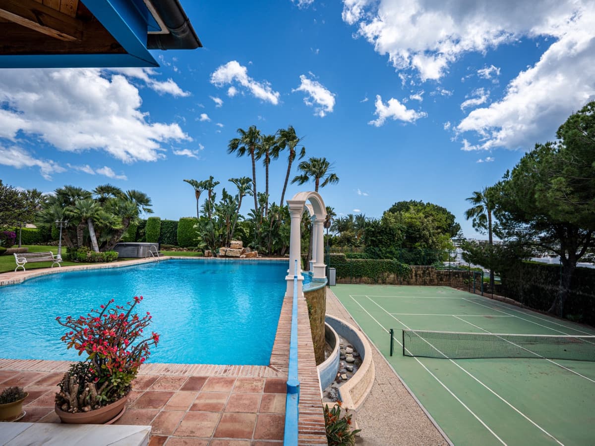 Detached Villa in Nueva Andalucía — photo 3 of 10