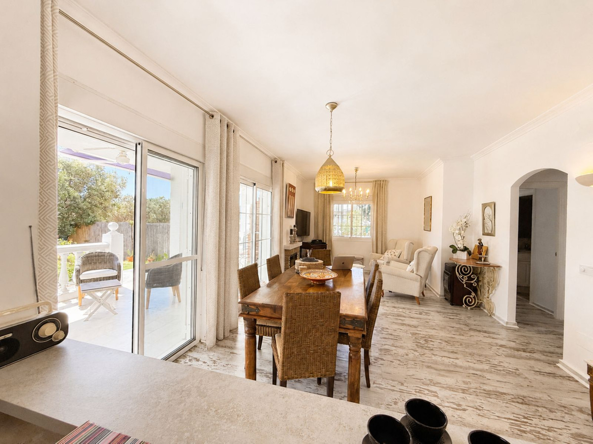 Ground Floor Apartment in Estepona — photo 3 of 10