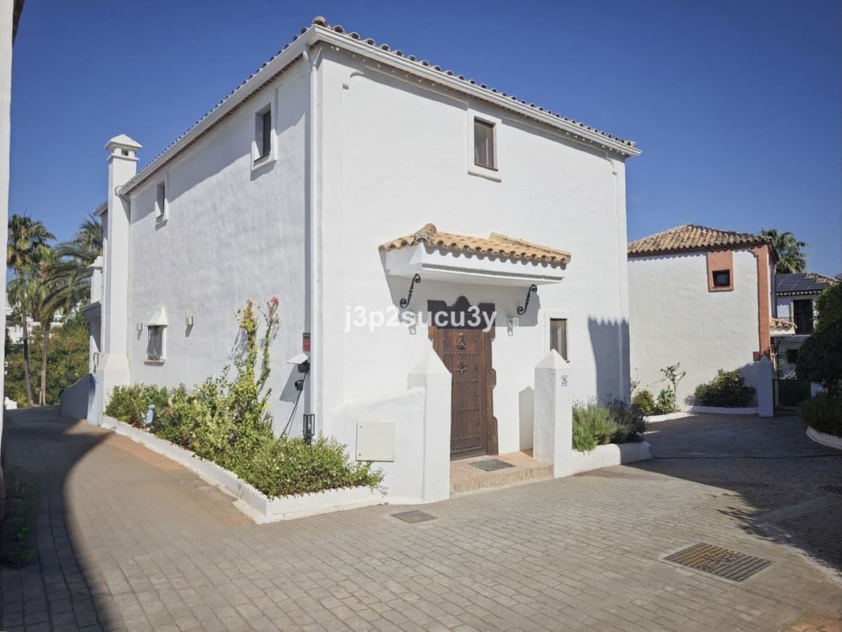 Detached Villa in Selwo — photo 1 of 10