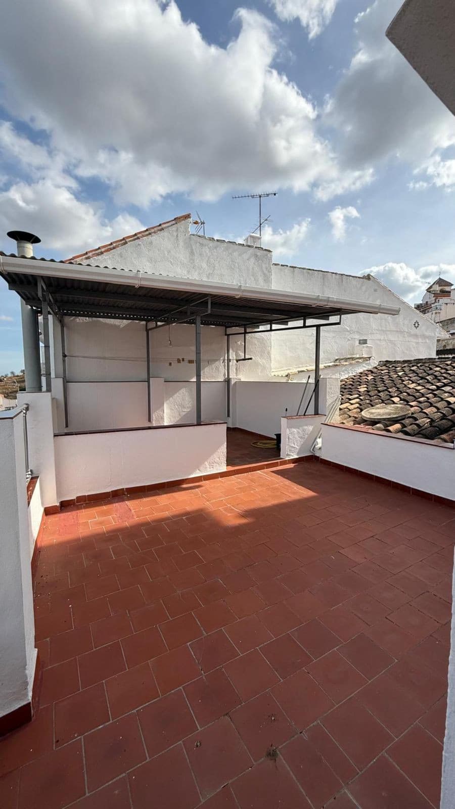Townhouse in Guaro — photo 1 of 10