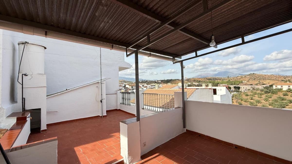 Townhouse in Guaro — photo 2 of 10