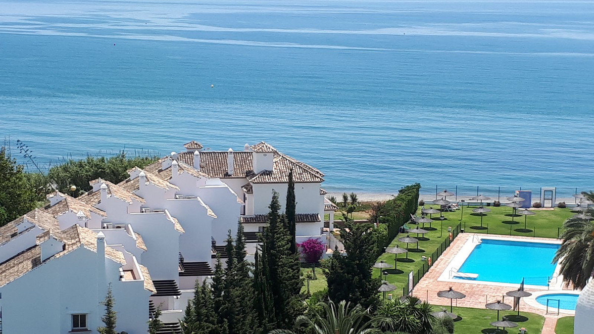 Middle Floor Apartment in Estepona — photo 3 of 10