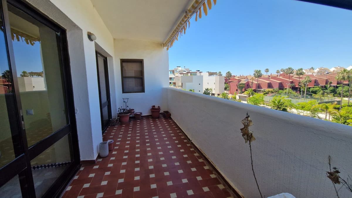 Middle Floor Apartment in Estepona — photo 7 of 10
