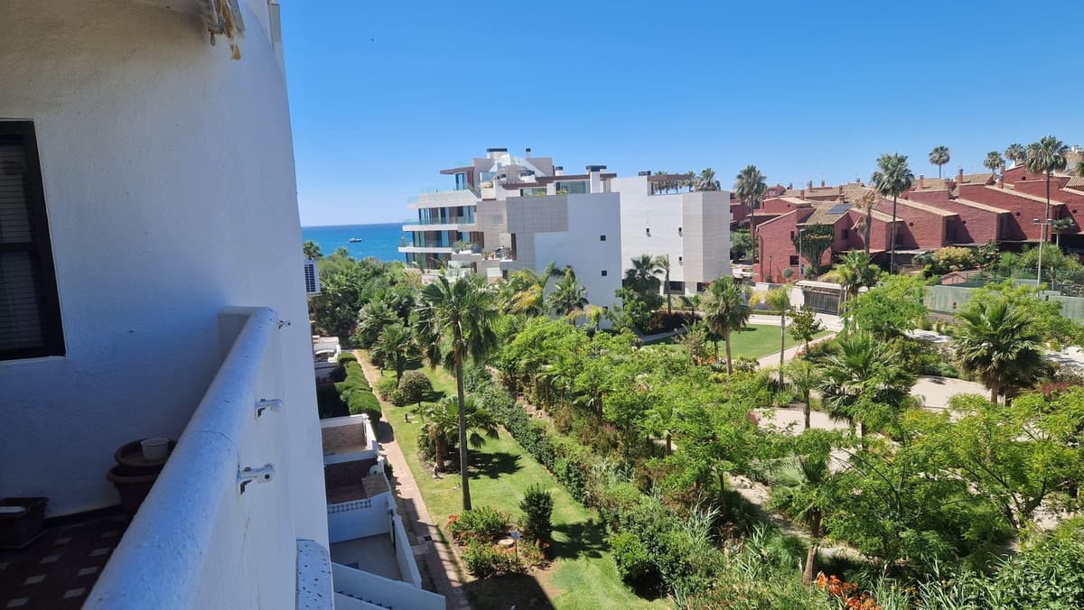 Middle Floor Apartment in Estepona — photo 8 of 10