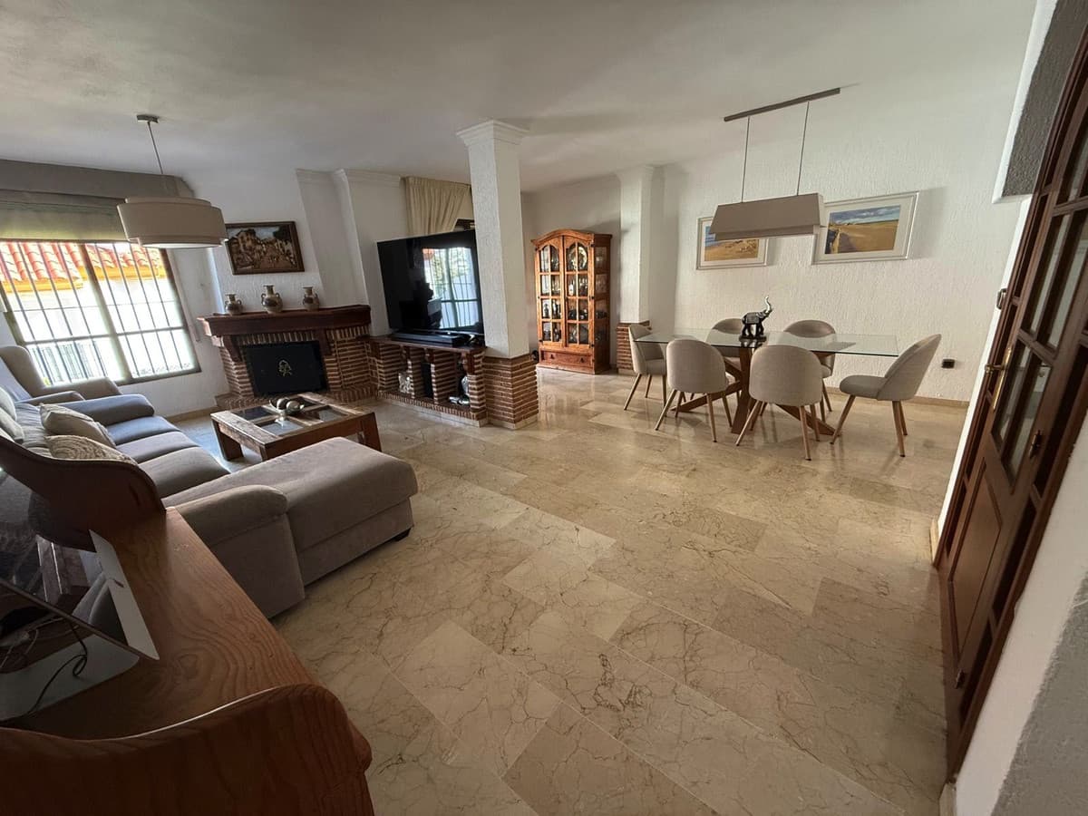 Townhouse in Estepona — photo 3 of 10