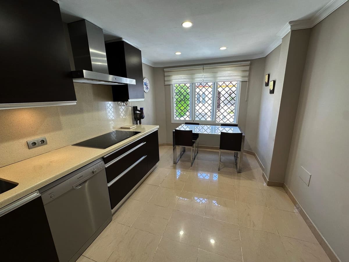 Townhouse in Estepona — photo 5 of 10