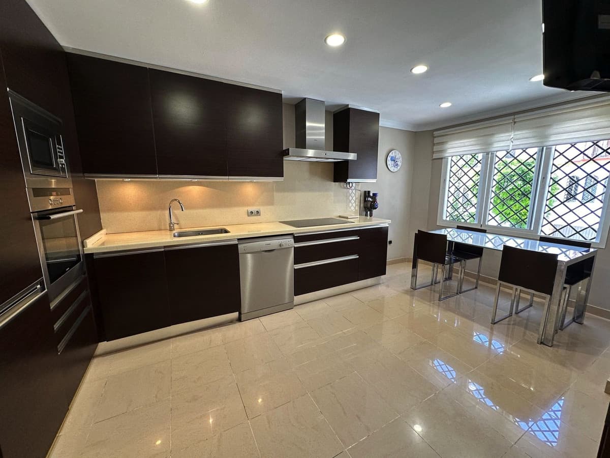 Townhouse in Estepona — photo 7 of 10