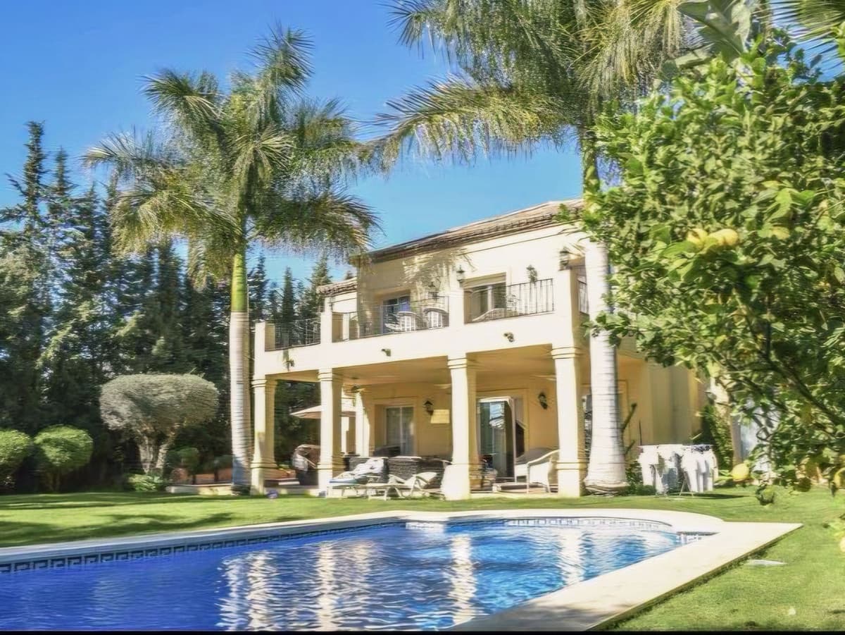 Detached Villa in Nueva Andalucía — photo 1 of 9