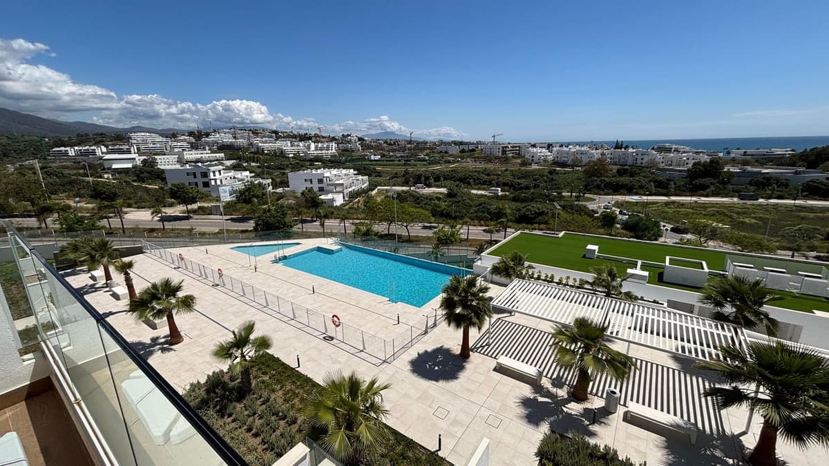 Middle Floor Apartment in Estepona — photo 1 of 10