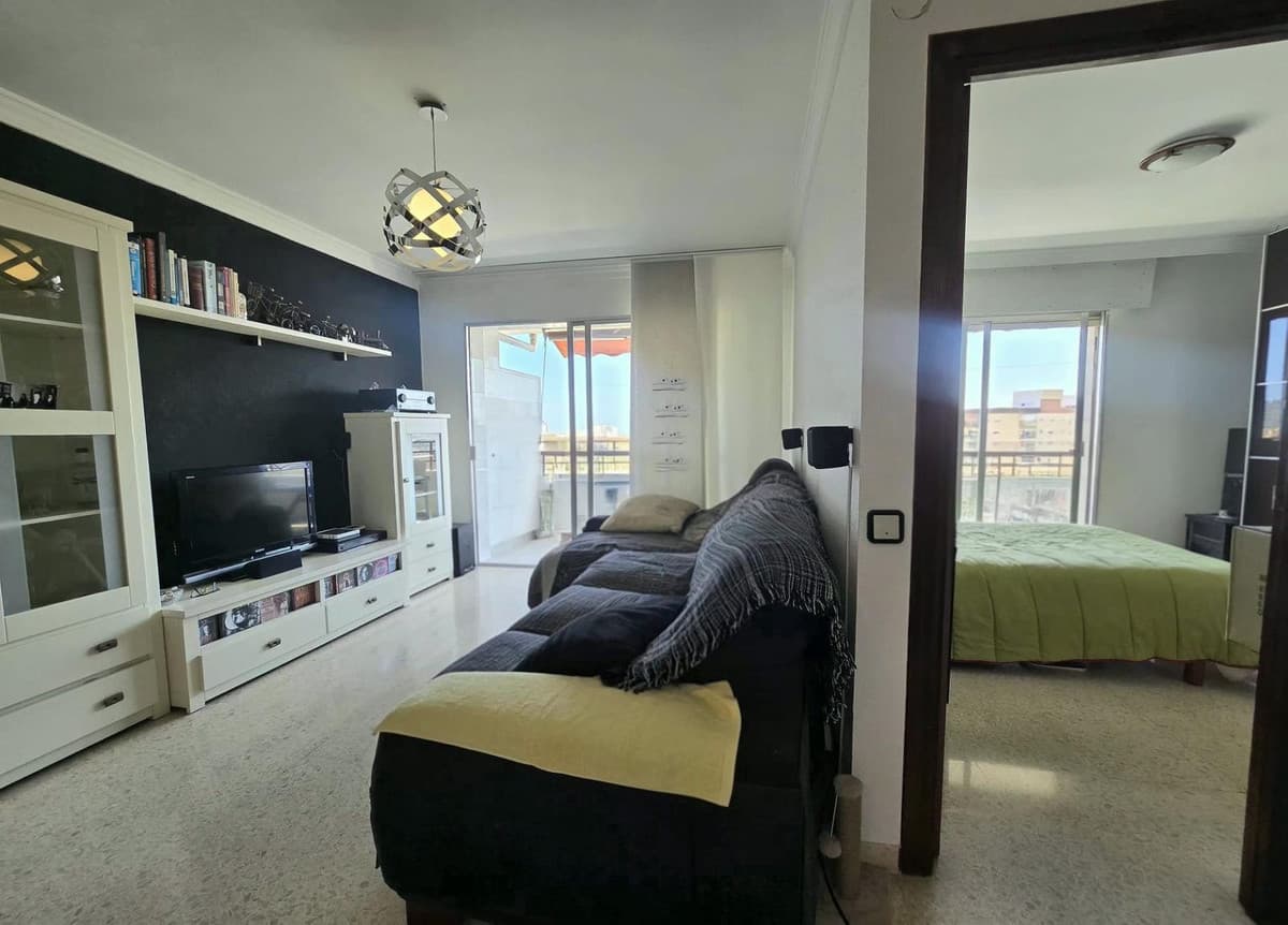 Middle Floor Apartment in Málaga — photo 5 of 10