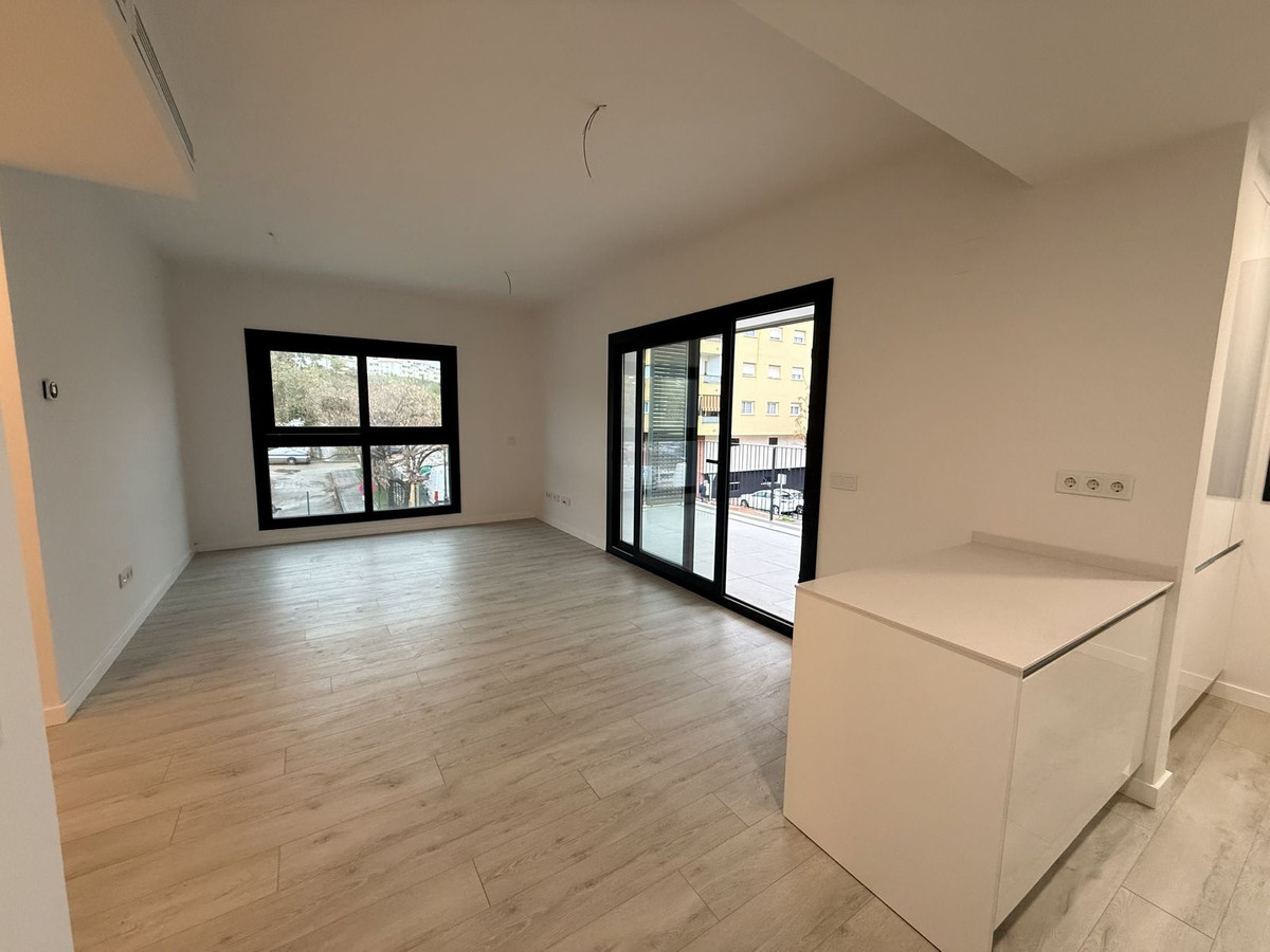 Middle Floor Apartment in Estepona — photo 2 of 10
