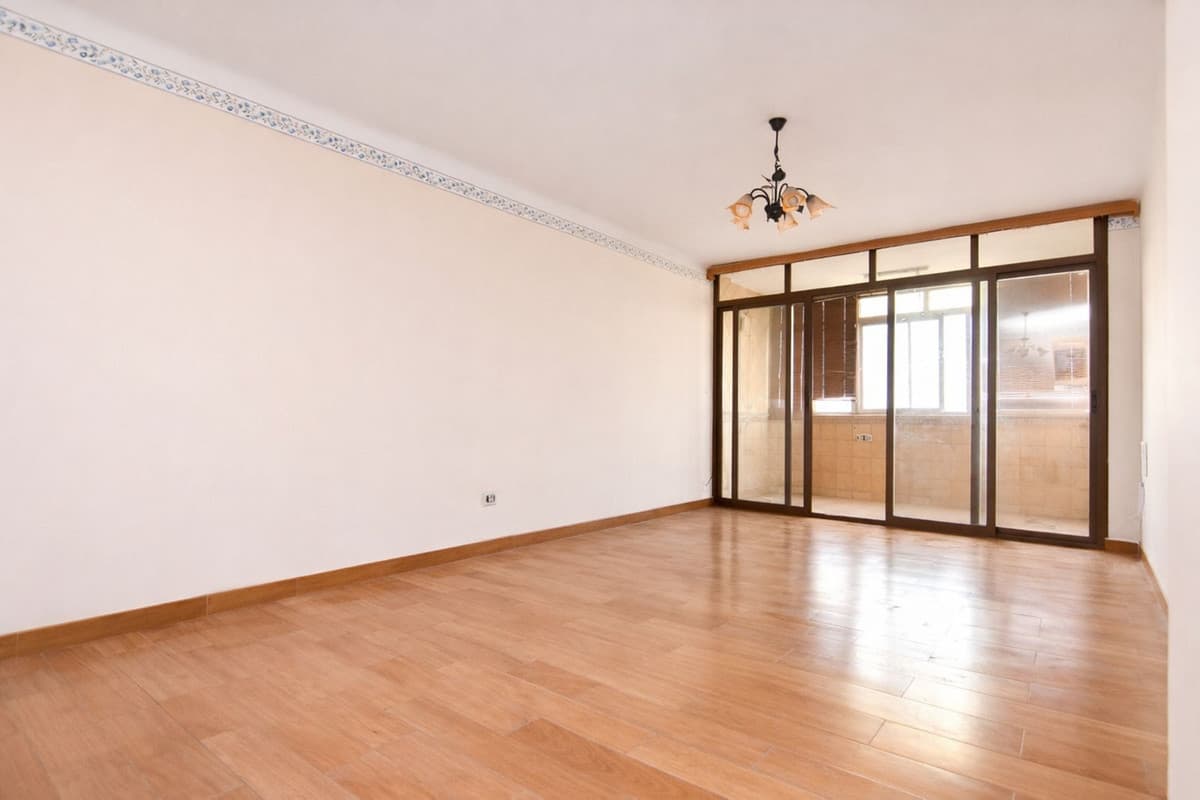 Middle Floor Apartment in Málaga Centro — photo 3 of 10