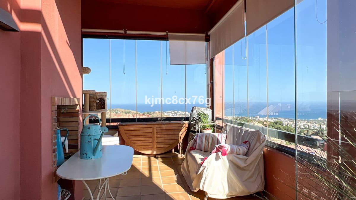 Middle Floor Apartment in Calahonda — photo 2 of 10