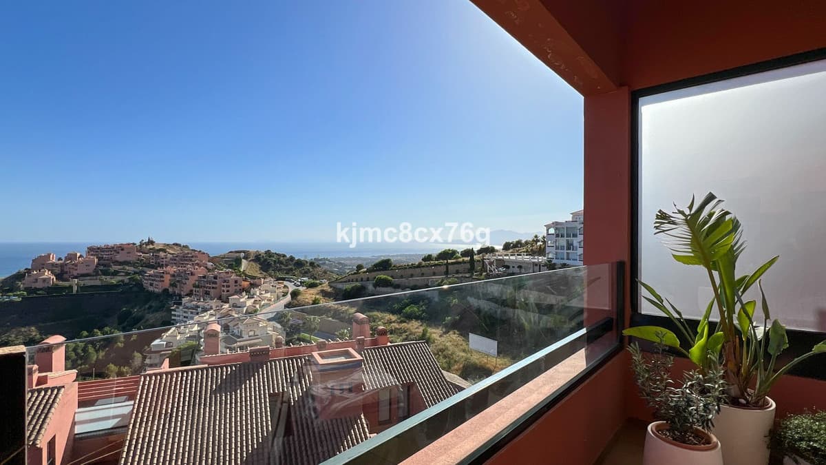 Middle Floor Apartment in Calahonda — photo 3 of 10