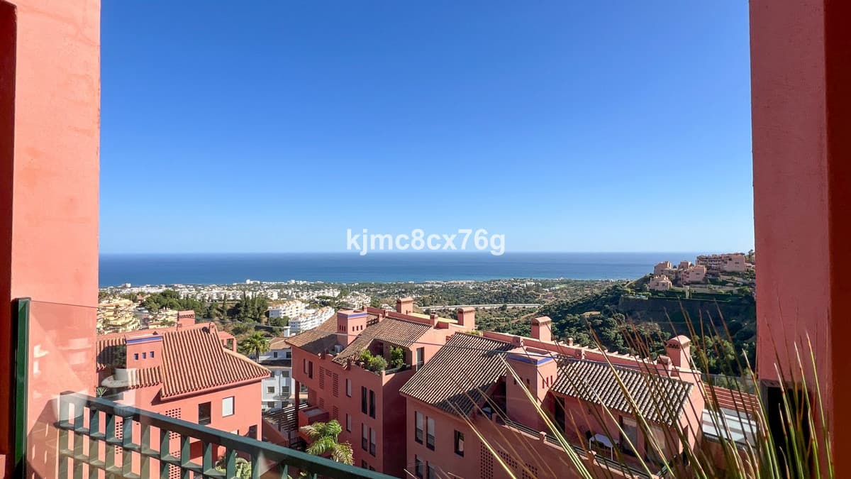 Middle Floor Apartment in Calahonda — photo 4 of 10
