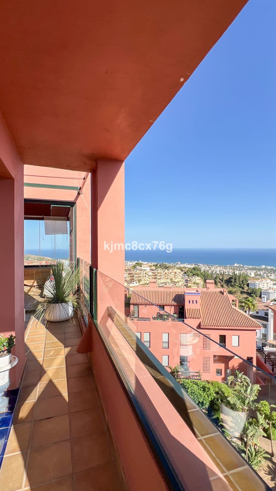 Middle Floor Apartment in Calahonda — photo 5 of 10