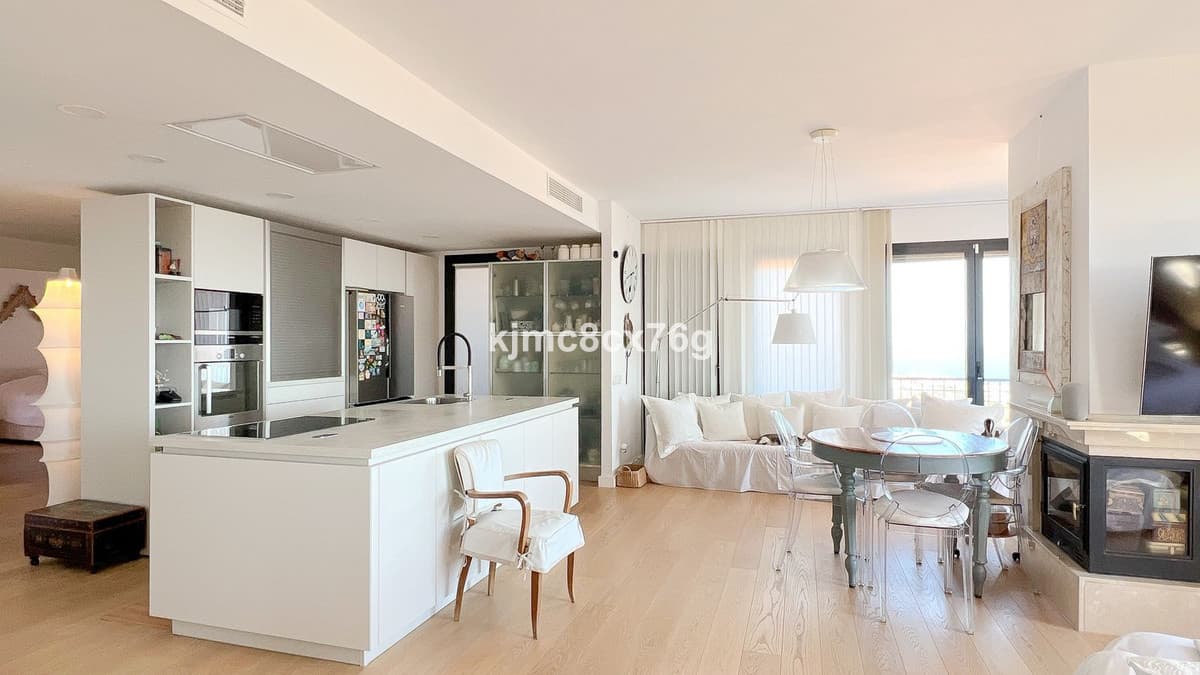 Middle Floor Apartment in Calahonda — photo 7 of 10
