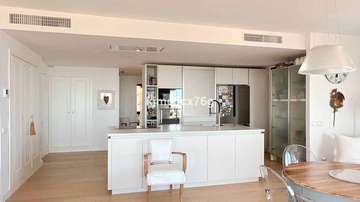 Middle Floor Apartment in Calahonda — photo 8 of 10