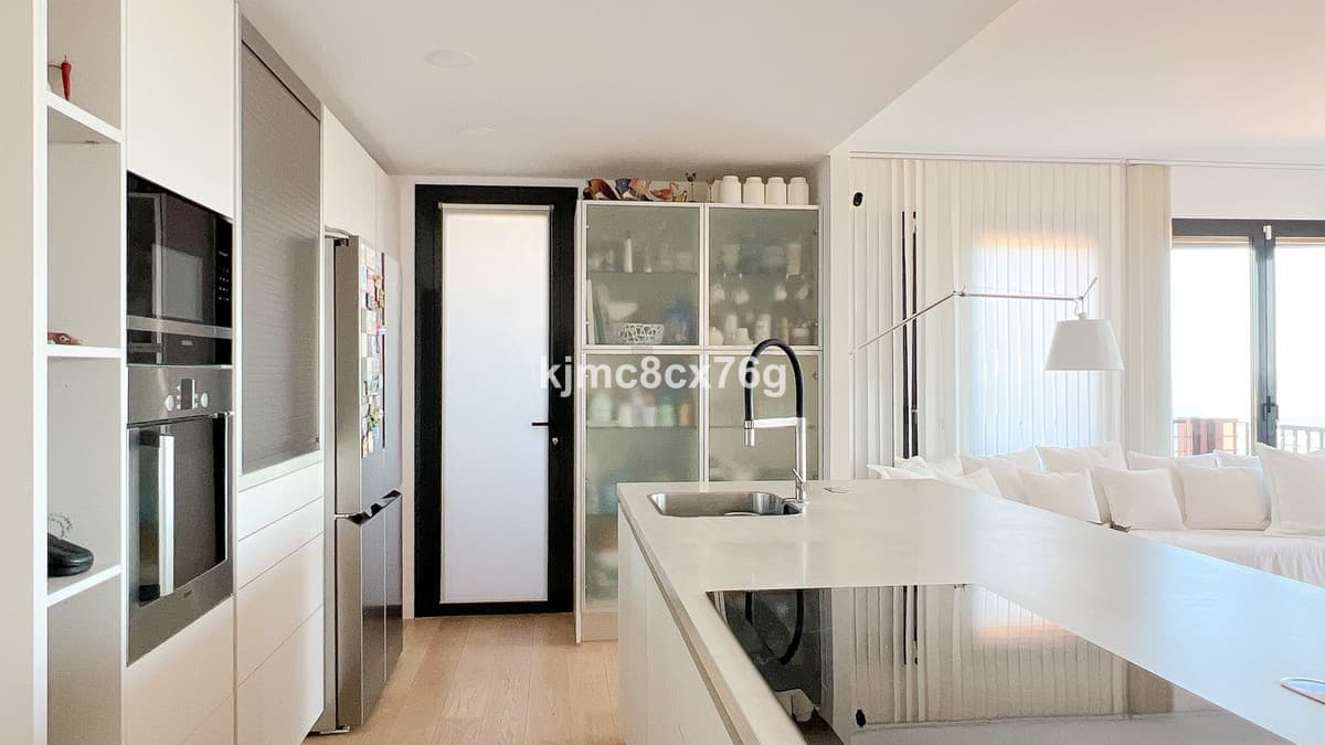 Middle Floor Apartment in Calahonda — photo 9 of 10