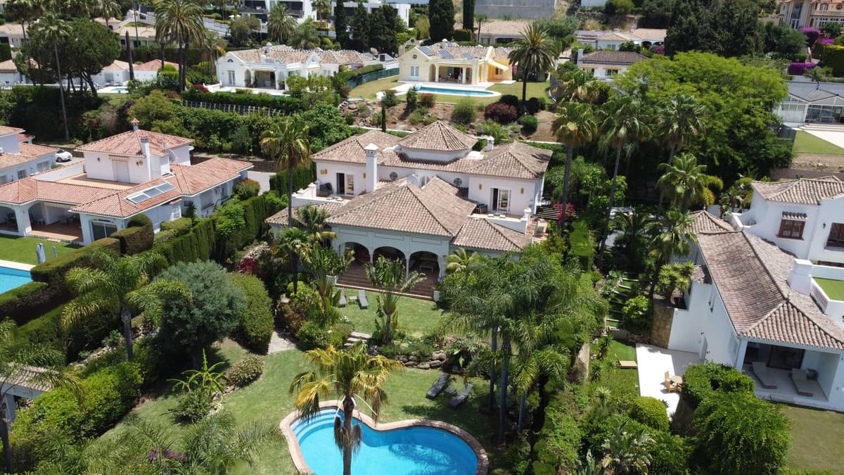 Detached Villa in El Paraiso — photo 1 of 10