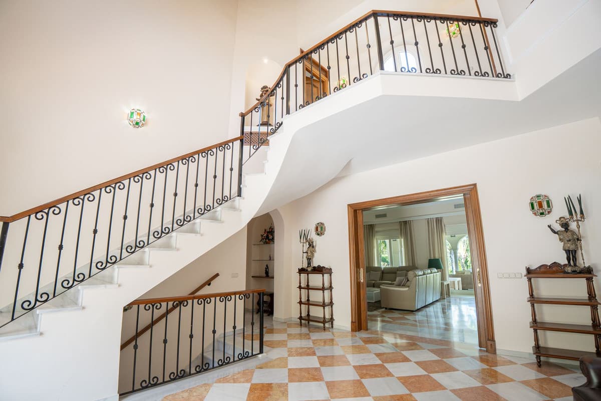 Detached Villa in El Paraiso — photo 4 of 10