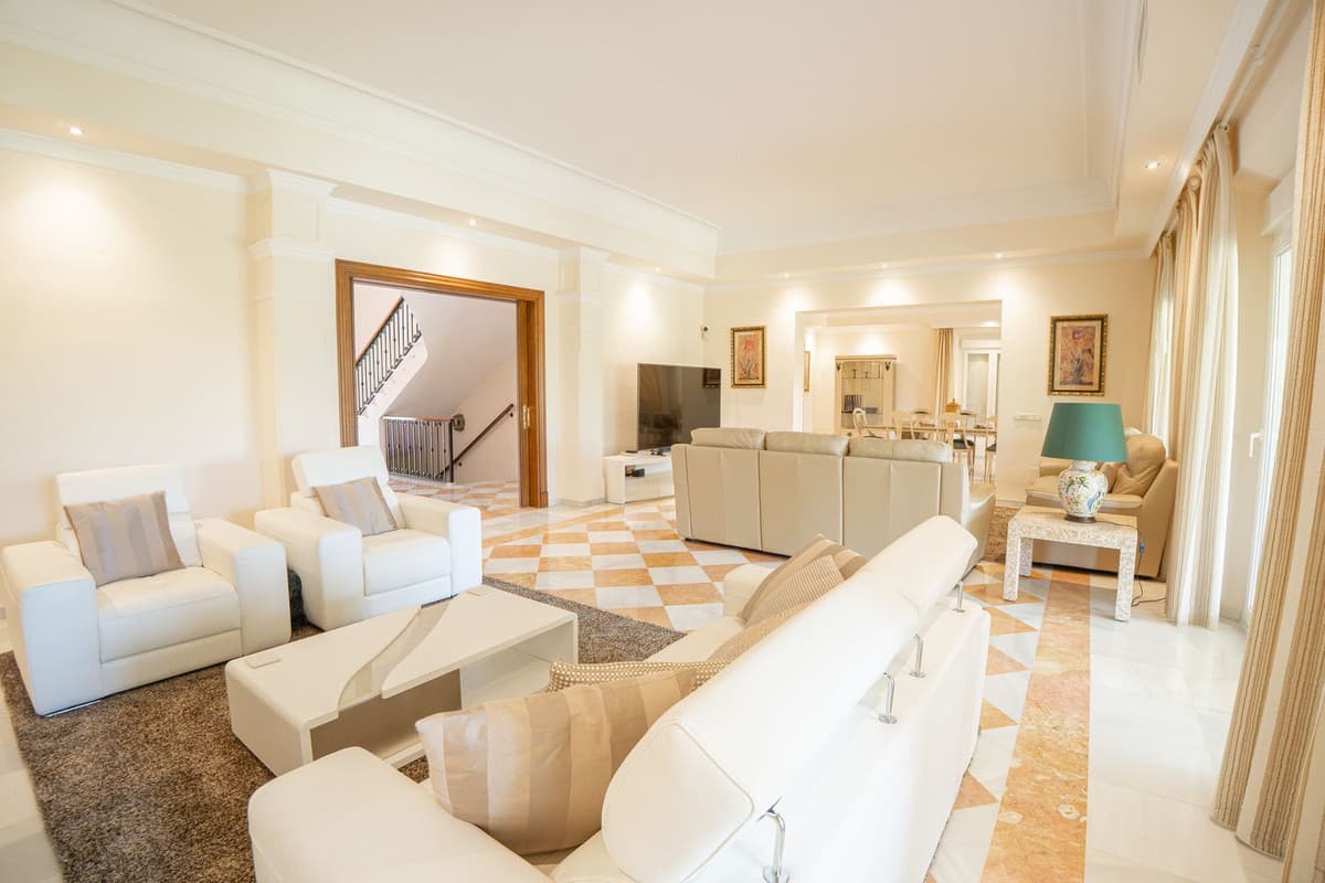 Detached Villa in El Paraiso — photo 9 of 10