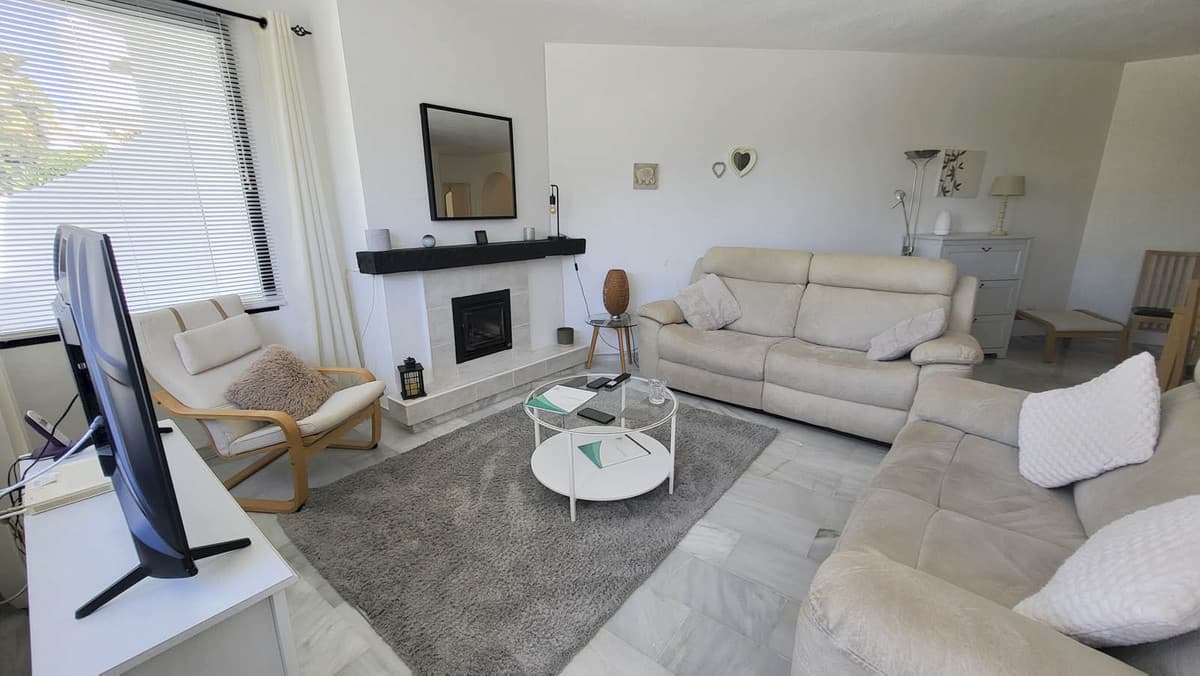 Middle Floor Apartment in Calahonda — photo 3 of 10