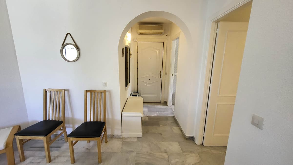 Middle Floor Apartment in Calahonda — photo 4 of 10
