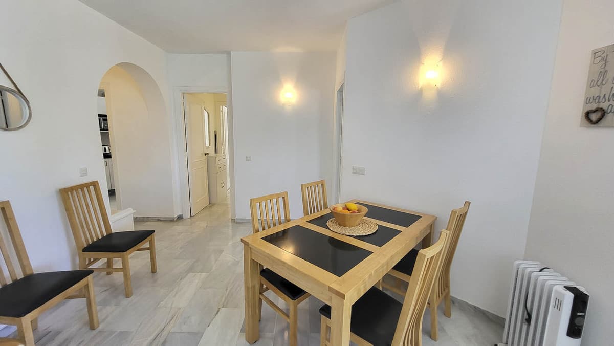 Middle Floor Apartment in Calahonda — photo 5 of 10