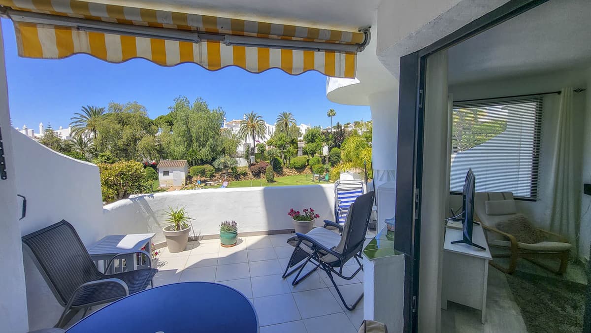 Middle Floor Apartment in Calahonda — photo 8 of 10