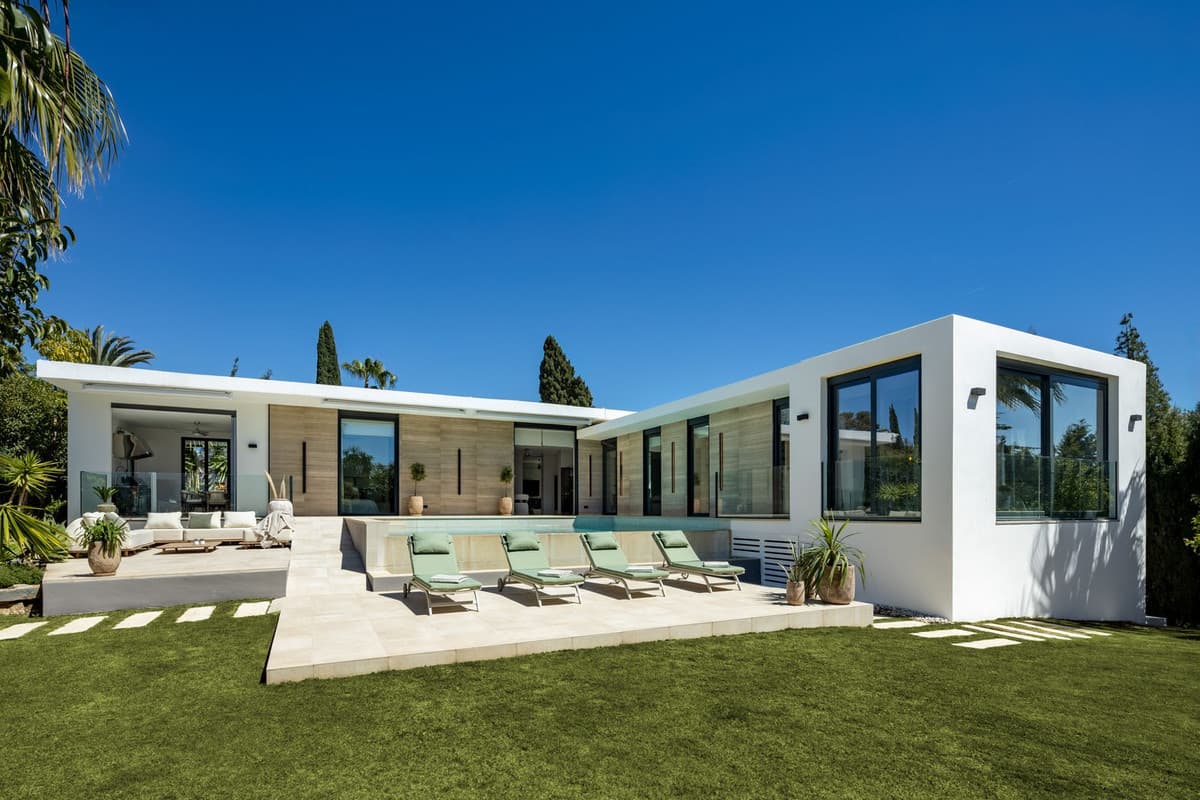 Detached Villa in Nueva Andalucía — photo 1 of 10