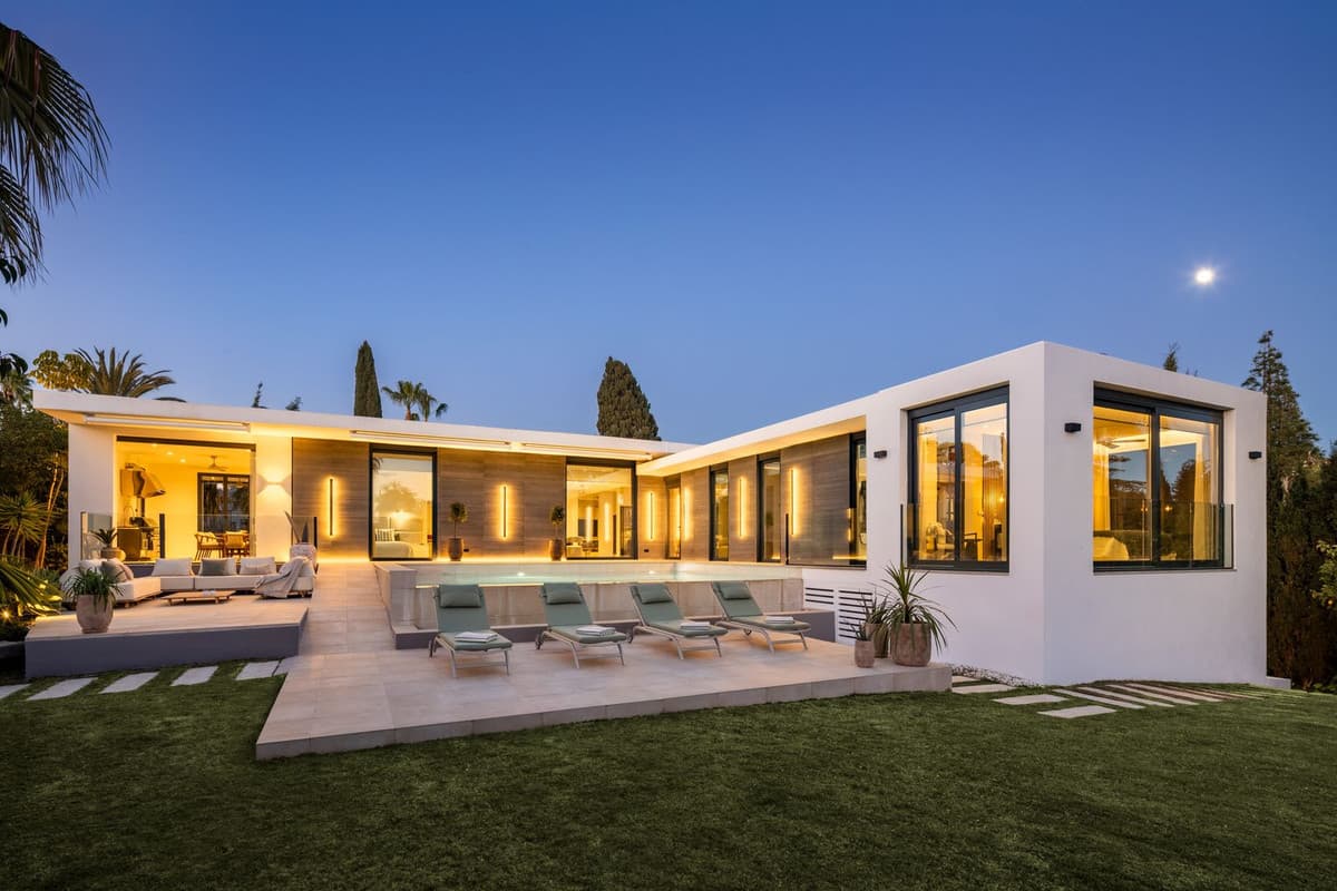 Detached Villa in Nueva Andalucía — photo 2 of 10