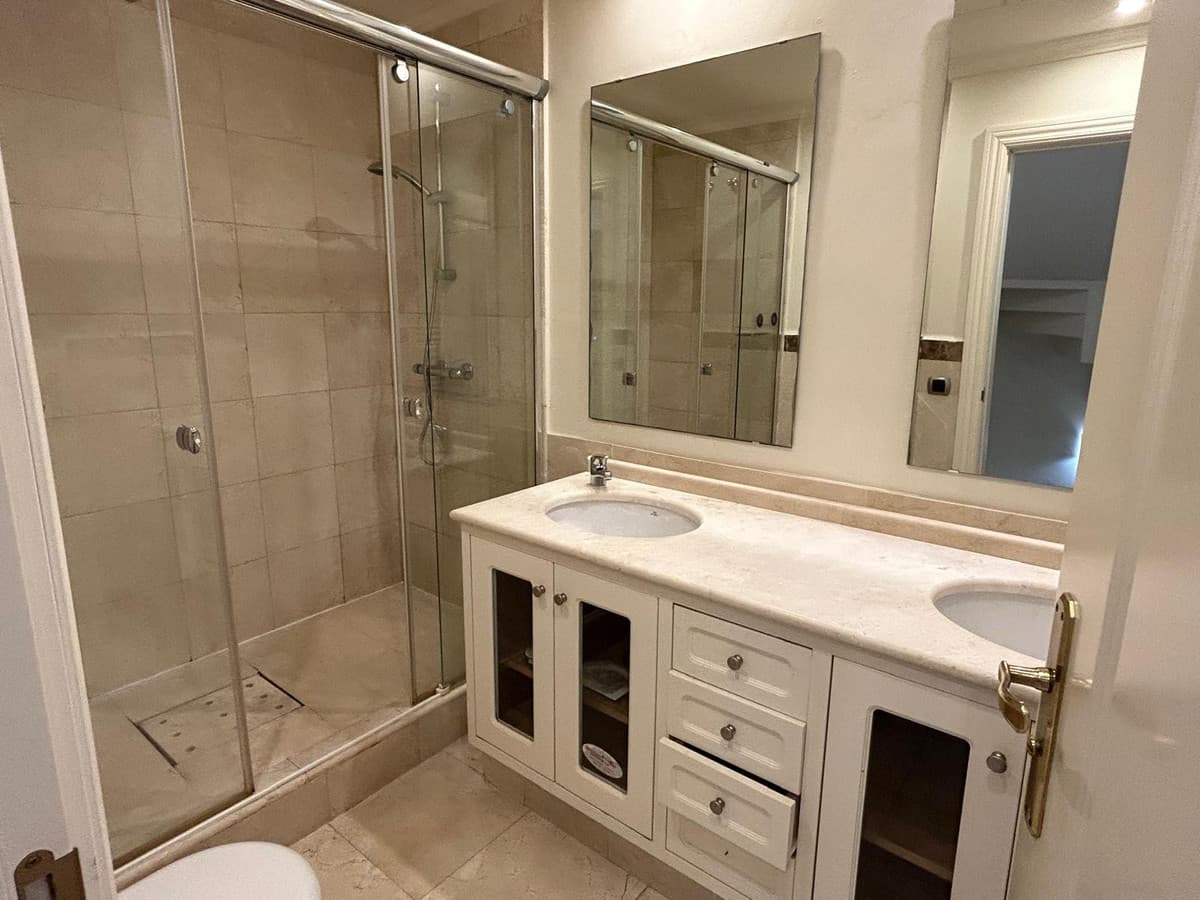 Semi-Detached House in The Golden Mile — photo 7 of 10