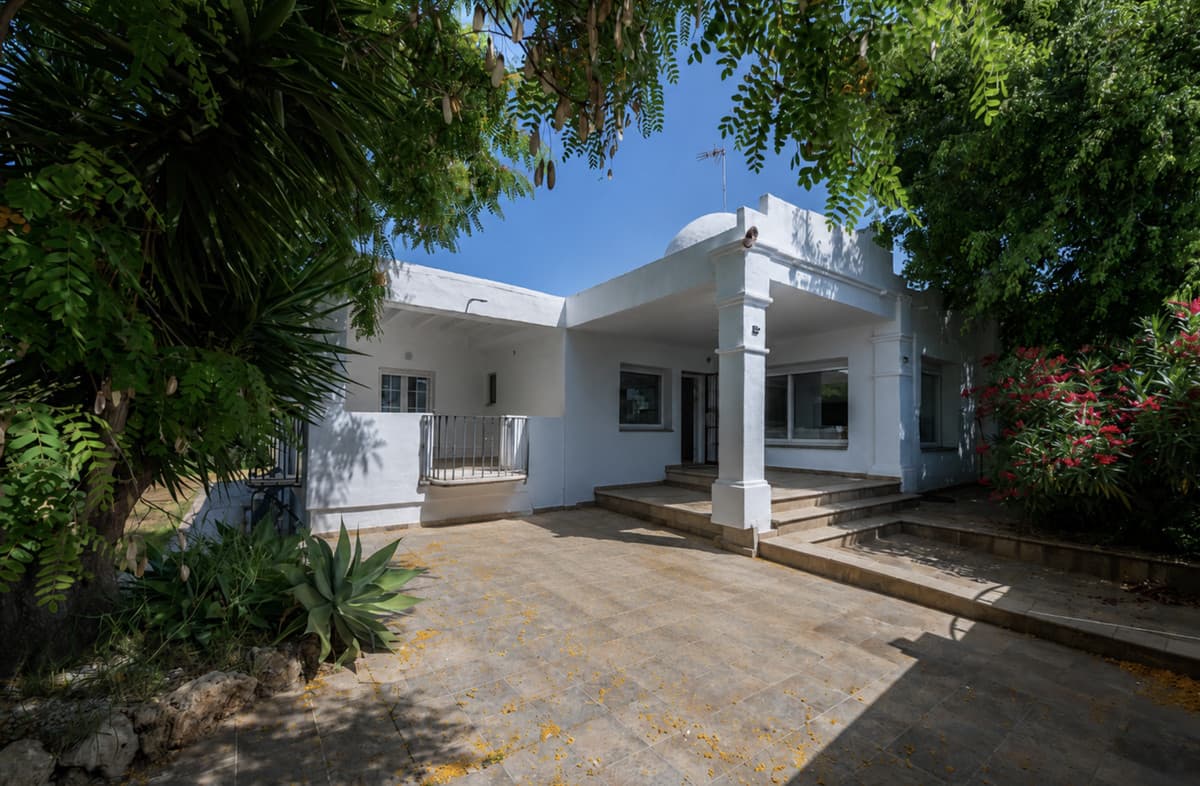 Semi-Detached House in Hacienda Las Chapas — photo 1 of 10