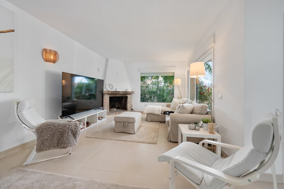 Semi-Detached House in Hacienda Las Chapas — photo 7 of 10