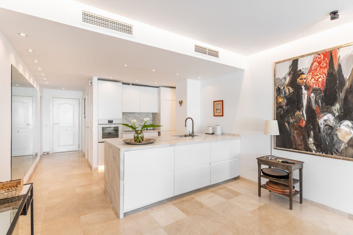 Middle Floor Apartment in Estepona — photo 2 of 10