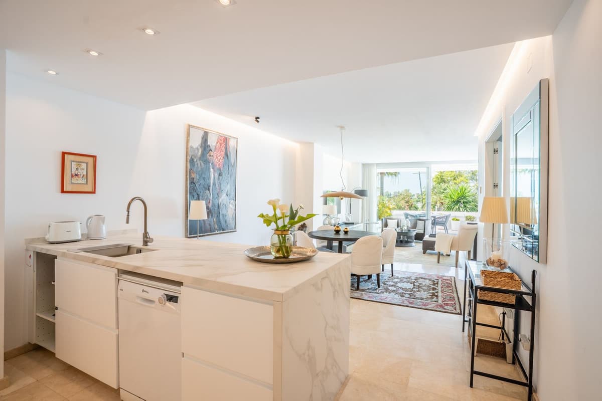 Middle Floor Apartment in Estepona — photo 5 of 10