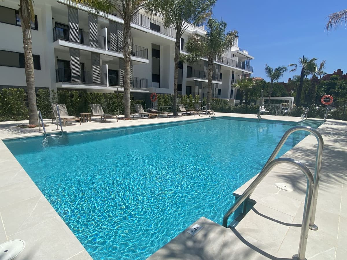 Middle Floor Apartment in Estepona — photo 4 of 10
