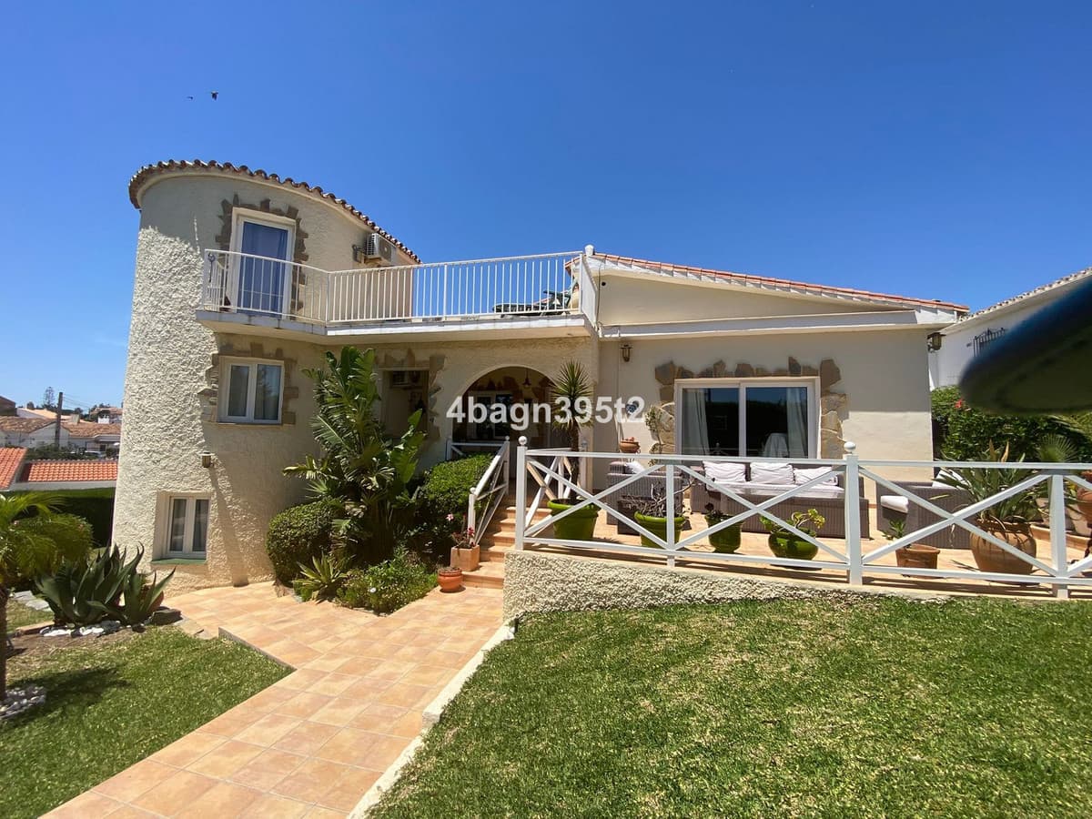 Detached Villa in El Faro — photo 3 of 10