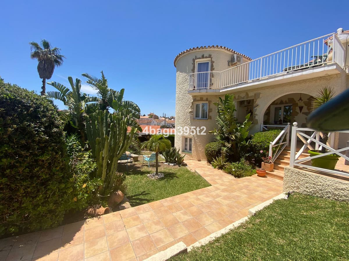 Detached Villa in El Faro — photo 4 of 10