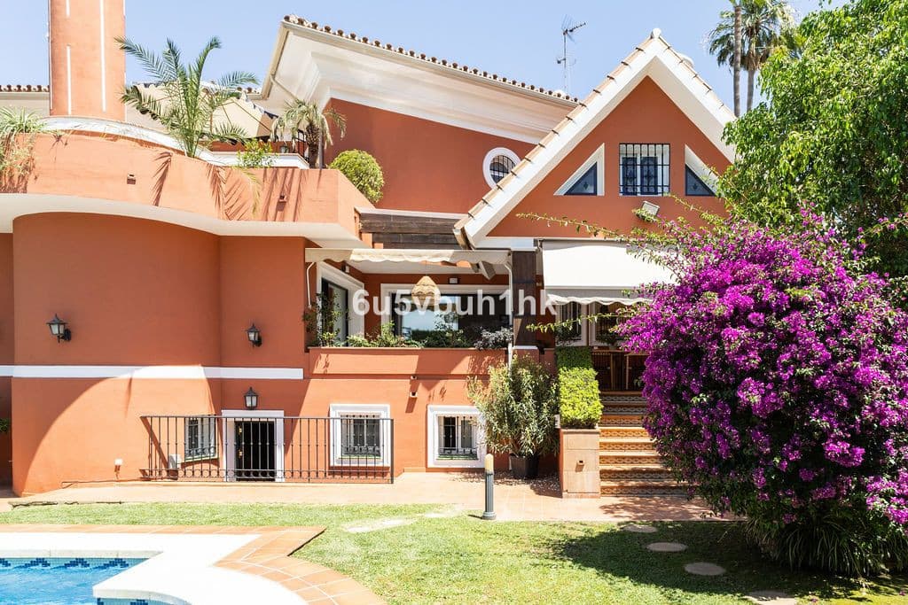 Detached Villa in Alhaurín de la Torre — photo 1 of 10