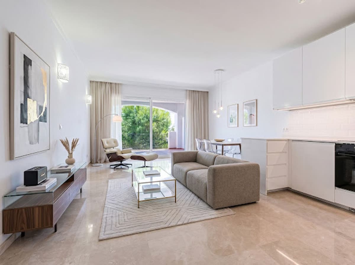 Middle Floor Apartment in La Quinta — photo 2 of 10