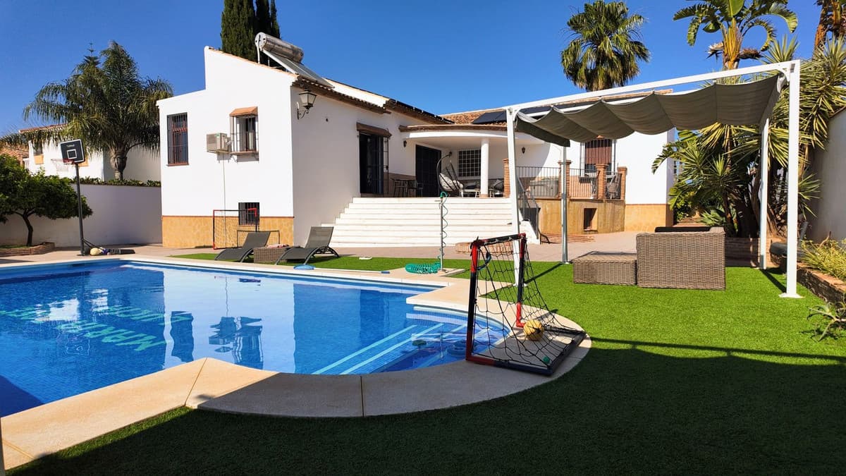 Detached Villa in Alhaurín el Grande — photo 1 of 10