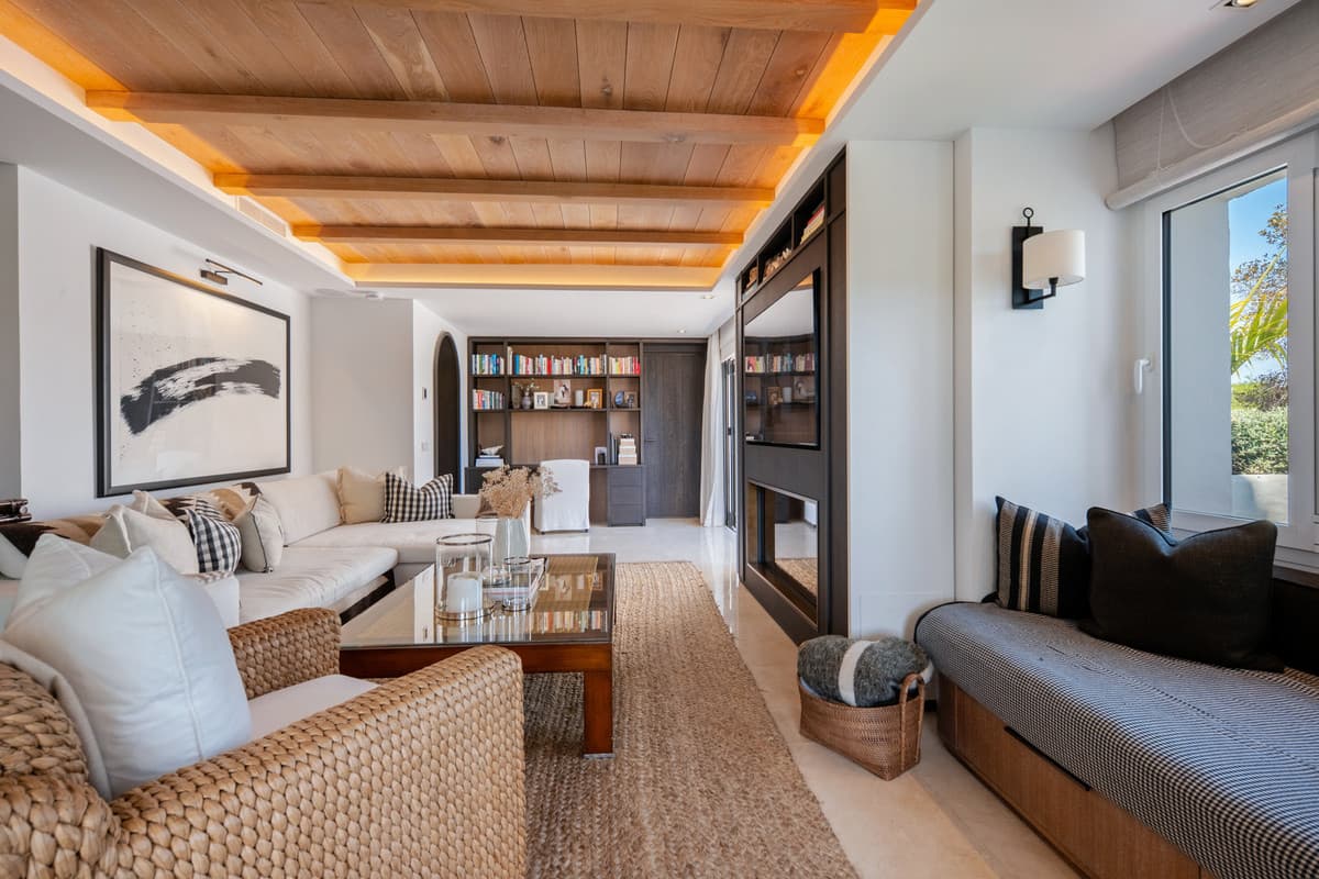 Middle Floor Apartment in The Golden Mile — photo 3 of 10