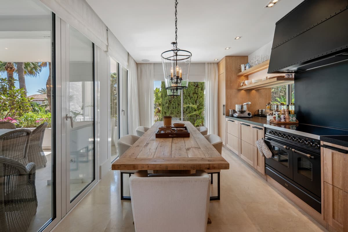 Middle Floor Apartment in The Golden Mile — photo 9 of 10